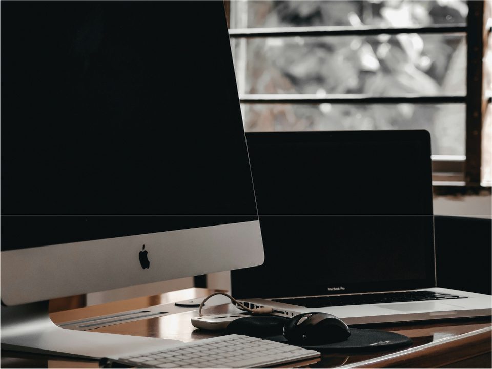 Ambiente corporativo com equipamentos Apple · SOS Power
